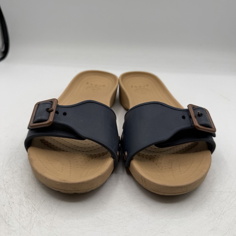 Crocs‎ Sarah Sandals Womens Sz 6 Beige/Navy Blue Slip On Slides Buckle 203054 - Picture 4 of 11